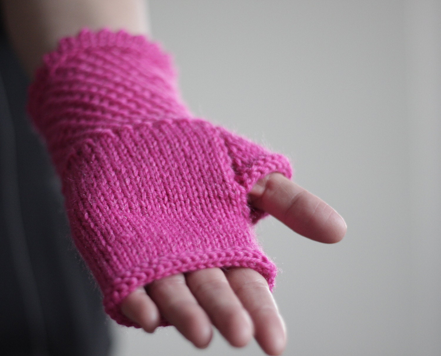 Fuschia knit Fingerless gloves for women