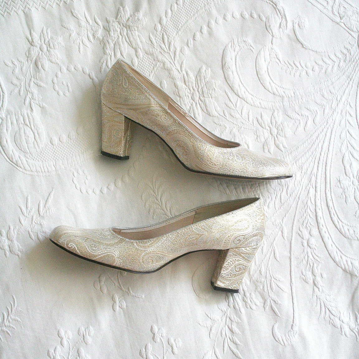 vintage metallic brocade shoes - heels - pumps / Silver, Pale gold & Ivory  / 1950's - 60's bridal