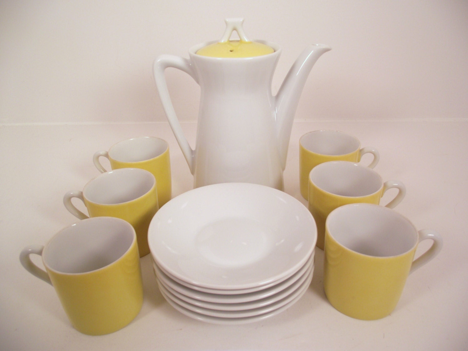 Mid Century Mod Vintage Lipper & Mann 14 Pc Demitasse Coffee Set with Coffee Pot 6 Plates and 6 Saucers in Yellow/White Made in Japan Nice
