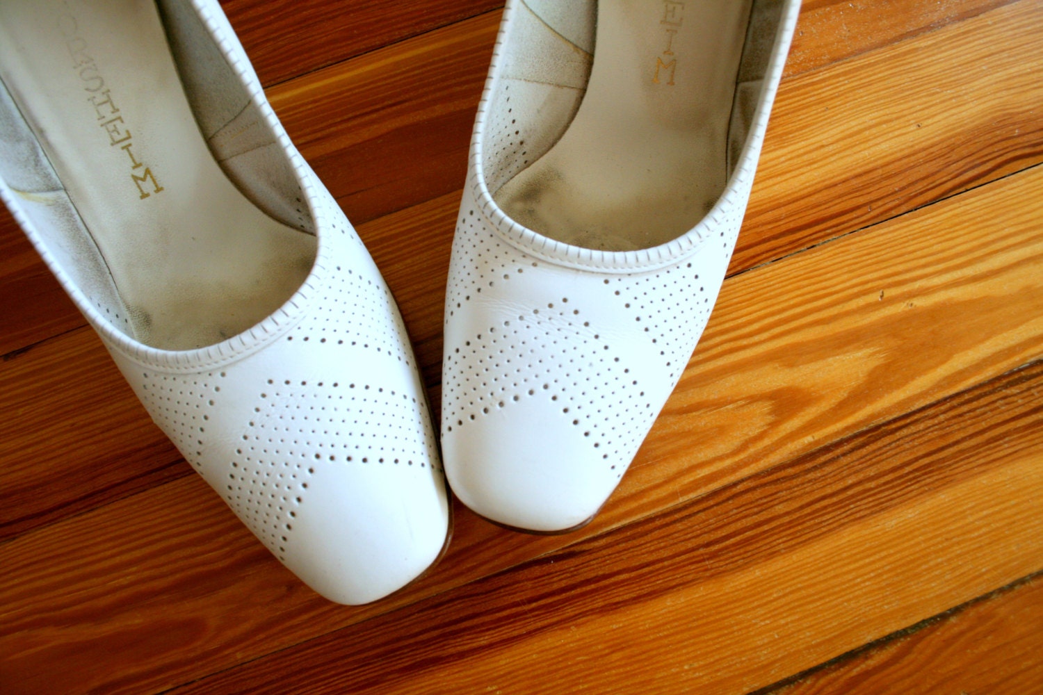 Vintage WHITE LEATHER Heels.....size 8.5 women.... heels. pumps. shoes. closed toed. leather. fancy. glam. retro. mod. 60s heels