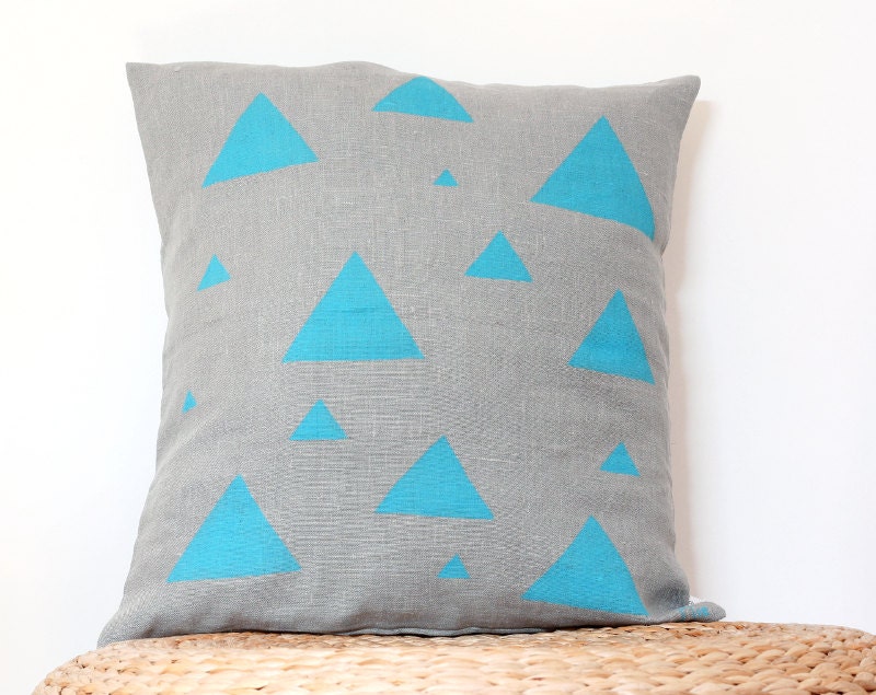 Coussin Triangles turquoise en lin - Réalisé sur commande - Saint Valentin