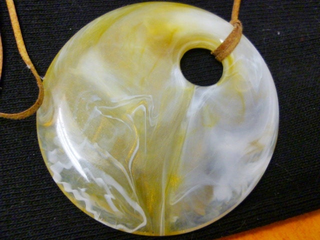Awesome vintage Lucite Pendant Necklace