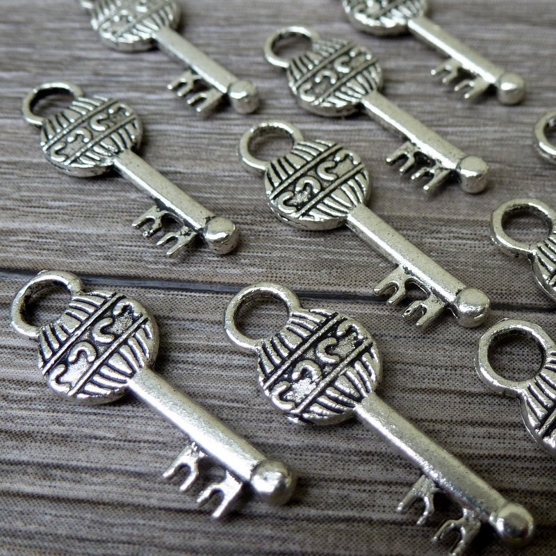 Wholesale Lot 10pcs Steampunk Victorian wholesale antique silver skeleton key pendant charm necklace Alice in Wonderland 119  jewelry