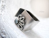 Topaz square band flower ring - DAISY