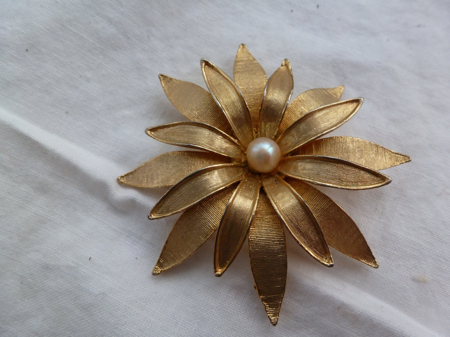 Vintage 1950s Brooch Flower Brooch Gold Tone with Faux White Pearl