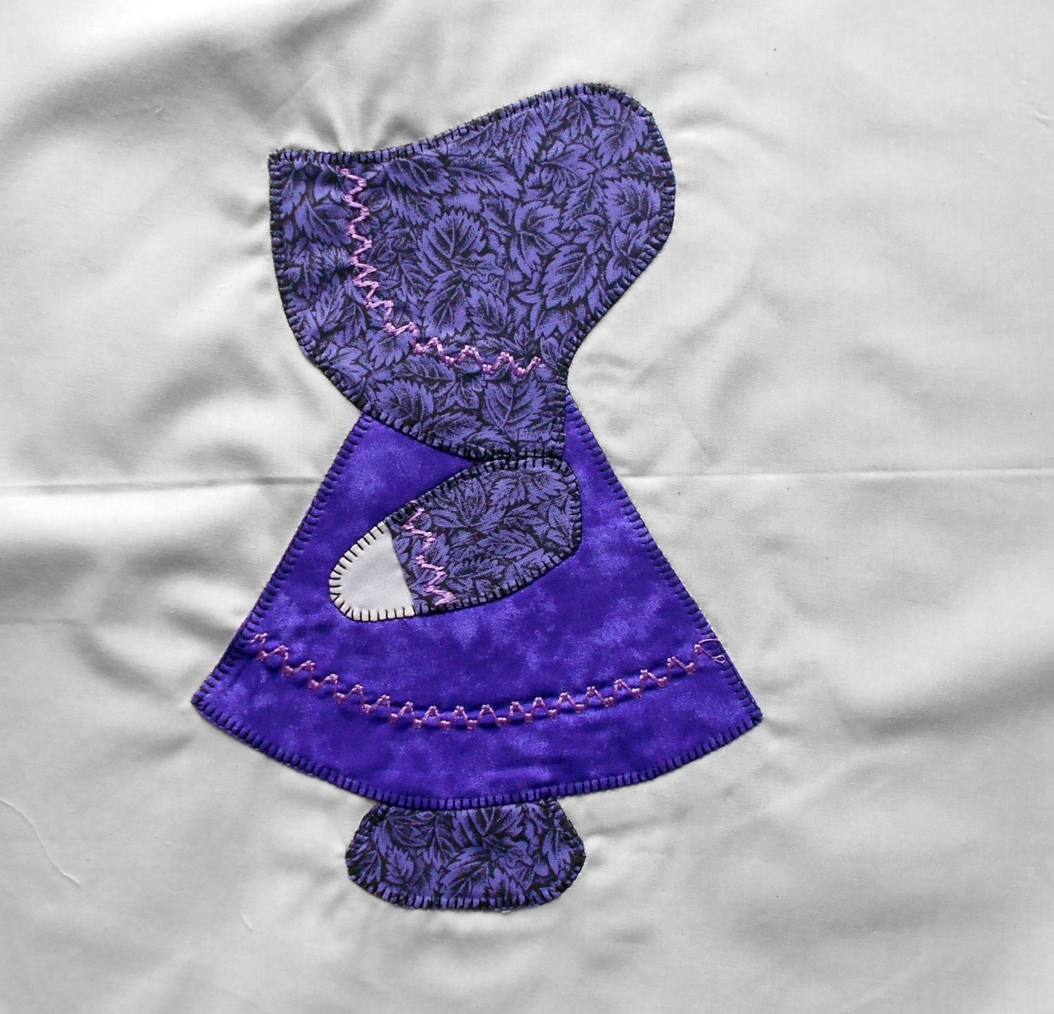 Beautiful Applique & Embroidered SUNBONNET SUE 12" Quilt Block Square No. 32