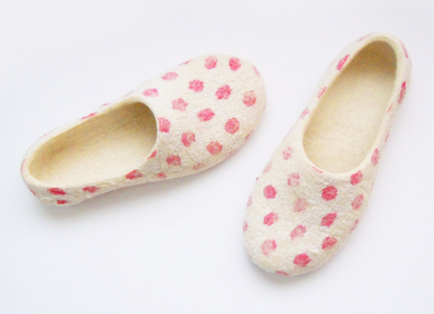 Felted summer color slippers Pink Dots. - SimplicityOfFelt