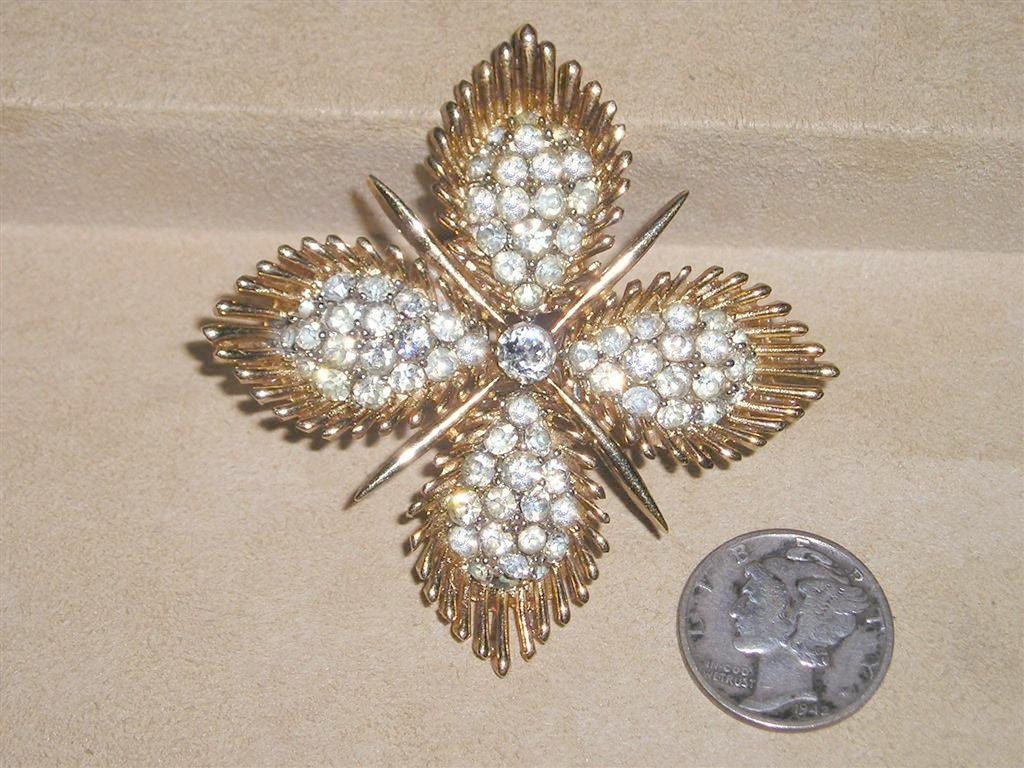 Vintage Trifari Rhinestone Flower Brooch 1940's Gold Tone Pin Signed Jewelry 7092
