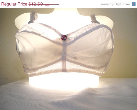 May Days Sale White Lace Bullet Bra 32 E Venus Sculptress Vintage PIn Up Style 1725