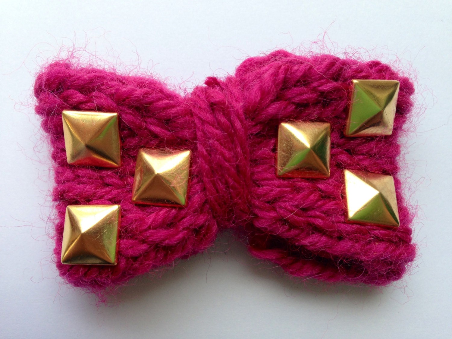 Pyramid stud bow brooch in fuchsia