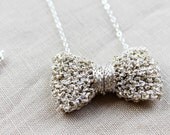 Bow Necklace Knitted in Shiny Metallic Yarn