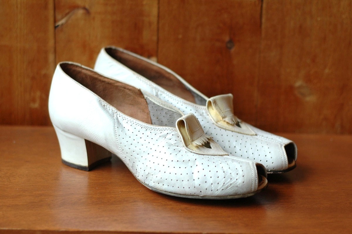 vintage 1930s shoes / 30s white leather peep toe heels / size 9