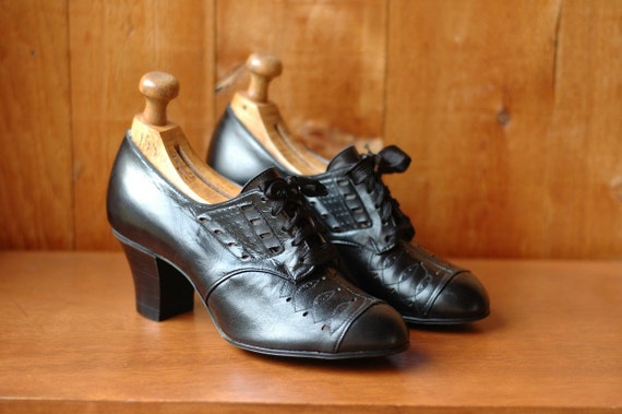 SALE / vintage 1940s shoes / 40s black leather oxfords / size 5.5