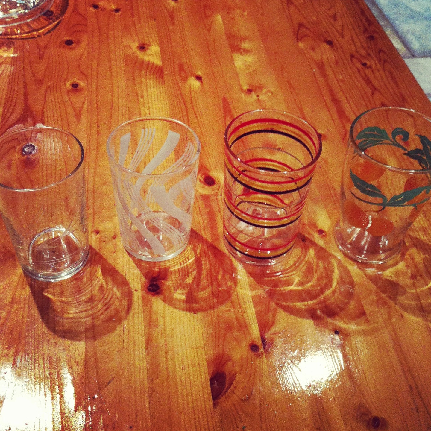 Lot of mismatched mini juice glasses (4)