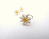 Daisy ring dainty ceramic white yellow flower Spring Summer time