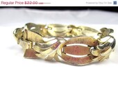 Textured Gold Tone Flower Bracelet 1950s Vintage Jewelry