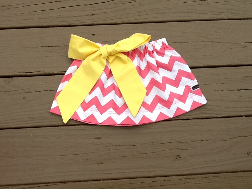 Girls twirly skirt & yellow fabric bow. Mod pink white chevron. Custom children's clothing. By EverythingSorella.