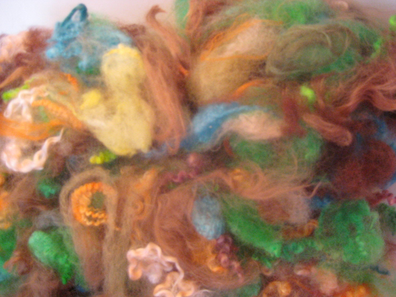 Fiber for spinning art yarn BROWN AND GREEN