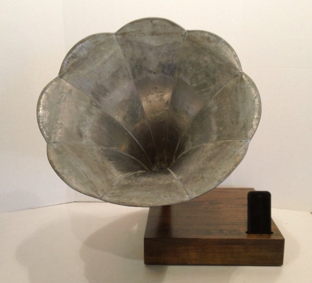 Acoustic  iPhone Speaker Dock w/ Antique Phonograph Horn