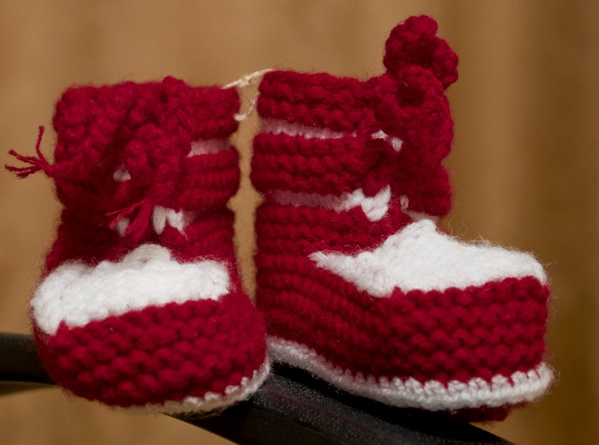 Girls knitted slippers. Baby shoes booties 0 - 12 months baby shoes