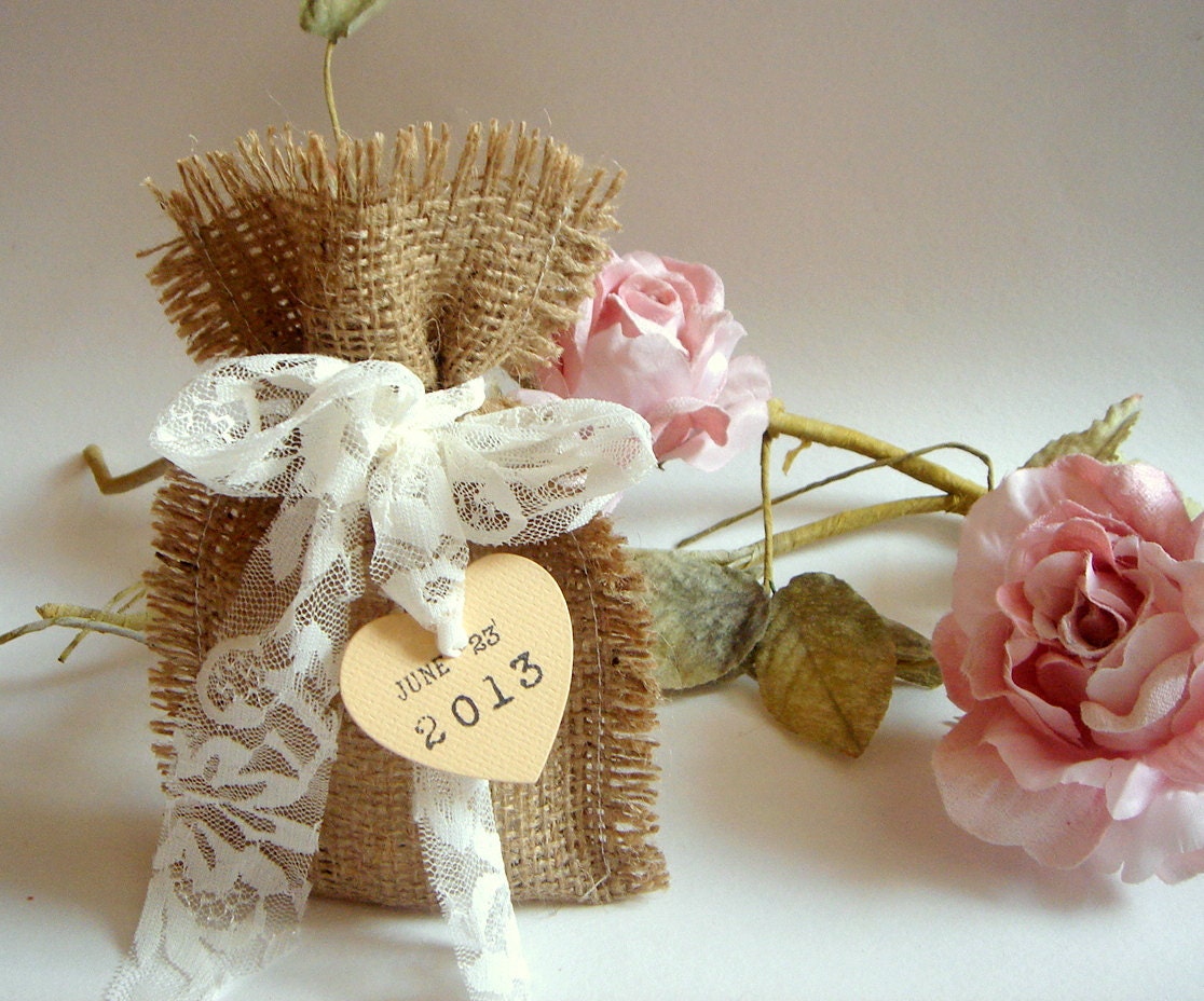 50 Burlap Bags,Rustic favor bags with personalised heart tags,Rustic eco friendly bags