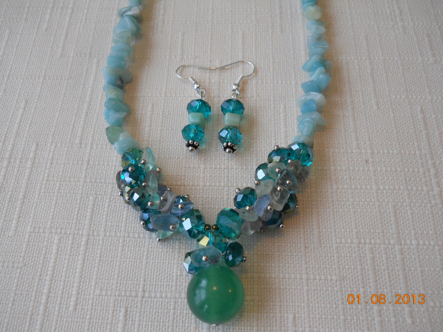 8 1/2" long Pale Green Chip Stone and Crystal Pendant Necklace
