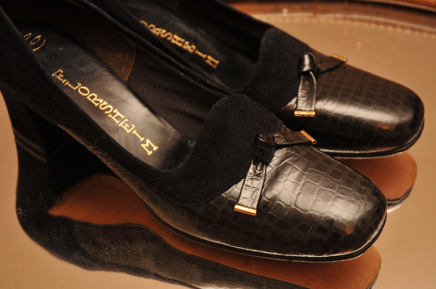 Mid Century Florsheim 1960s Ladies Work Dress Pumps with Gold Tone Accents Size 8 B M 1970s