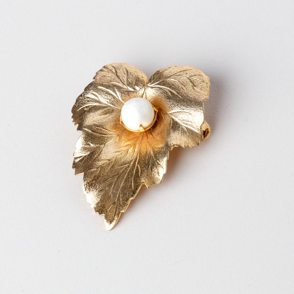 Vintage Sarah Coventry Gold Tone Leaf Brooch With Faux Pearl Accent