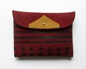 CLUTCH (m) // maroon and golden honey suede with black print pattern