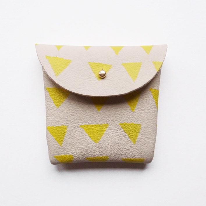 COIN PURSE // beige leather with yellow triangles