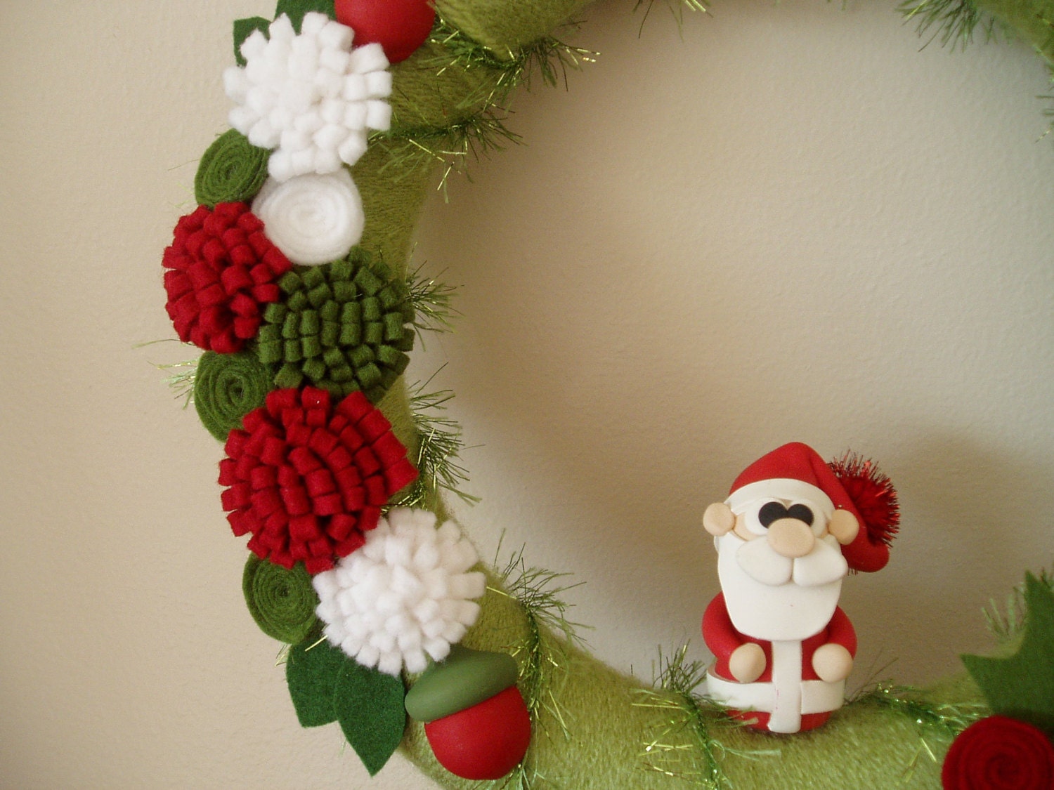 Yarn Wrapped Christmas Wreath with Handsculpted Santa Claus, Holiday Wreath, Red, Green, White 10in Size