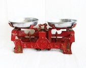 Grocery store vintage balance weight scales, cast iron, 5 kg. INDUSTRIAL home decor, very RUSTY & SHABBY red. apothecary, weighing tool