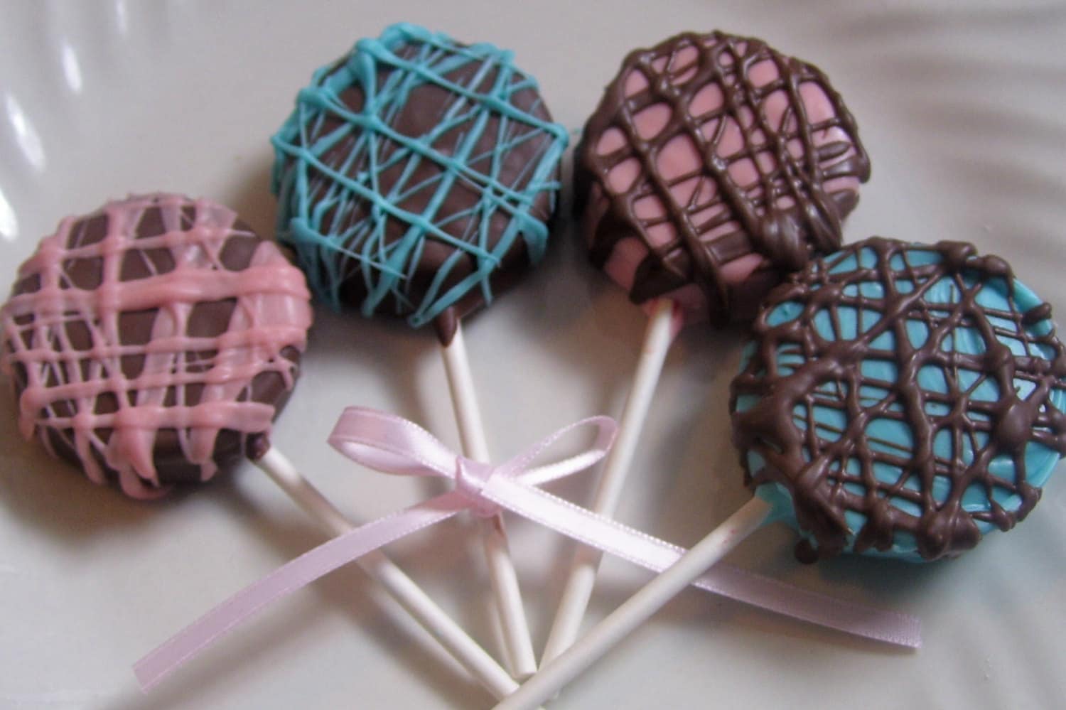 Chocolate Covered Oreo Lollipops http://www.pic2fly.com/Chocolate+Covered+Oreo+Lollipops.html