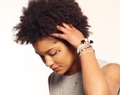 Bracelet 4 rows electric or brown black, grey, blue cotton pompoms, link in imitation suede, gilded chaine and pearls of loose stones.