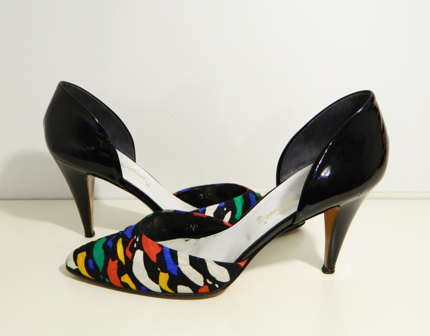 Mesmerizing Vintage Garolini, US size 7.5N Made in Italy genuine black patent leather pumps with colorful abstract print satin toe detail