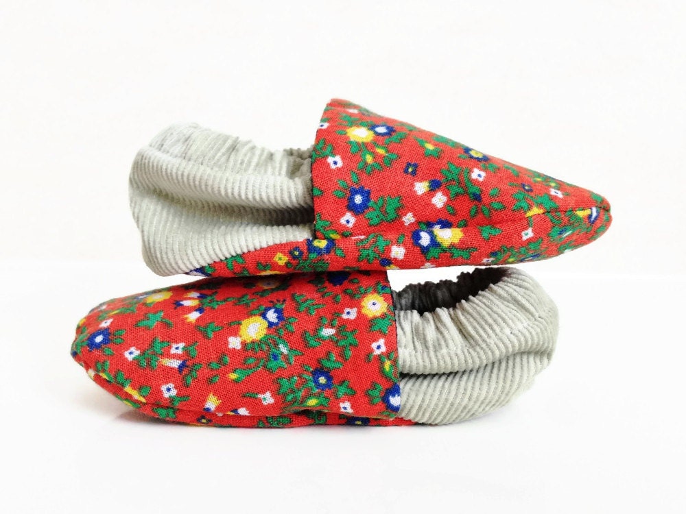 Baby girl booties, 6 to 12 months, red floral vintage fabric, vintage kids UK, new baby present, girl baby shower, retro baby shoes