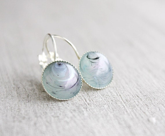 Opaline // cabochon earrings silver, light blue marbled - 13 mm