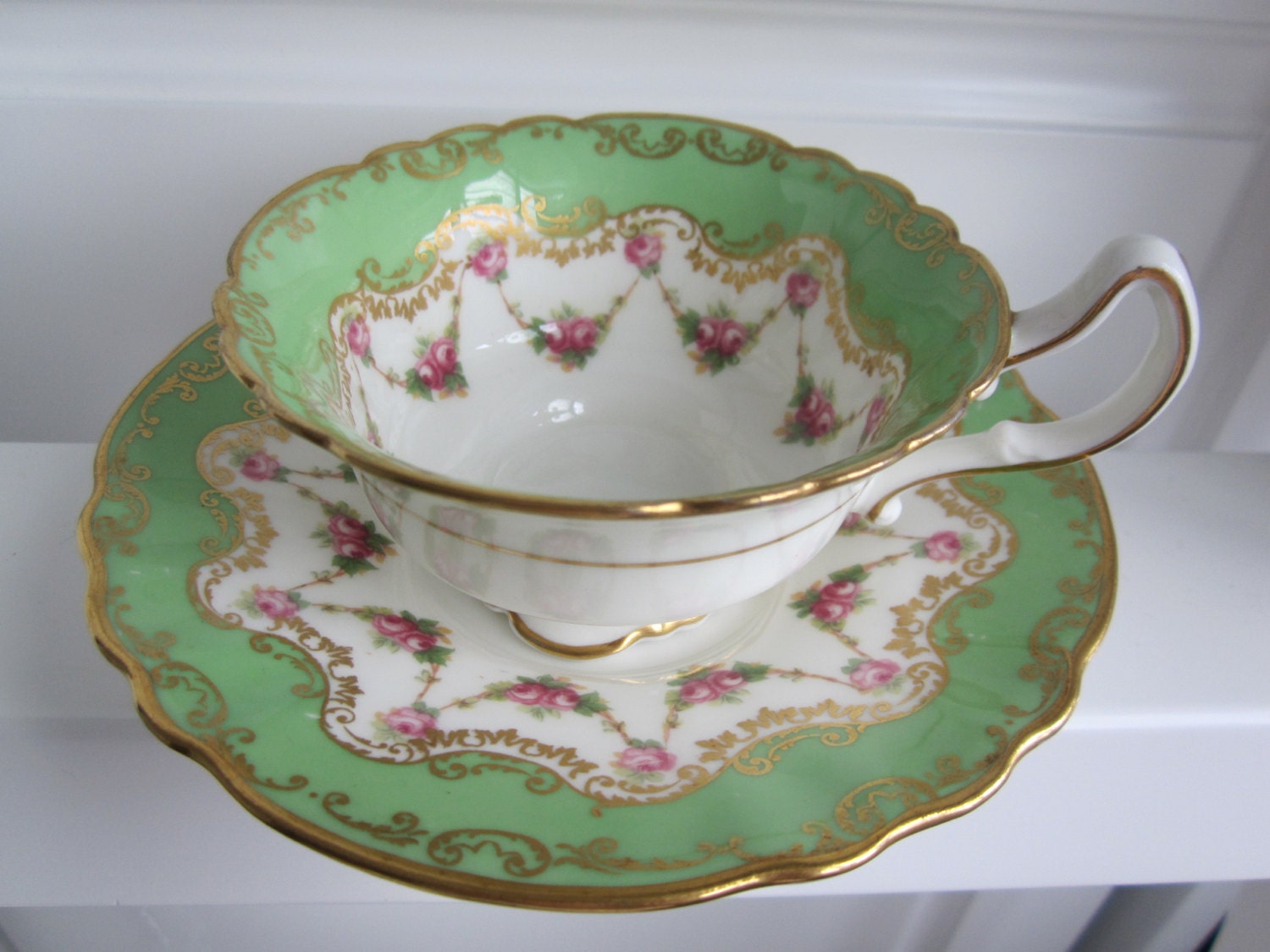 Royal Doulton bright green tea cup & saucer rose cup by Eletons