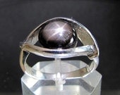 sterling silver gemstone ring with an round shaped  black star sapphire marked 925 size 7 (GR113)