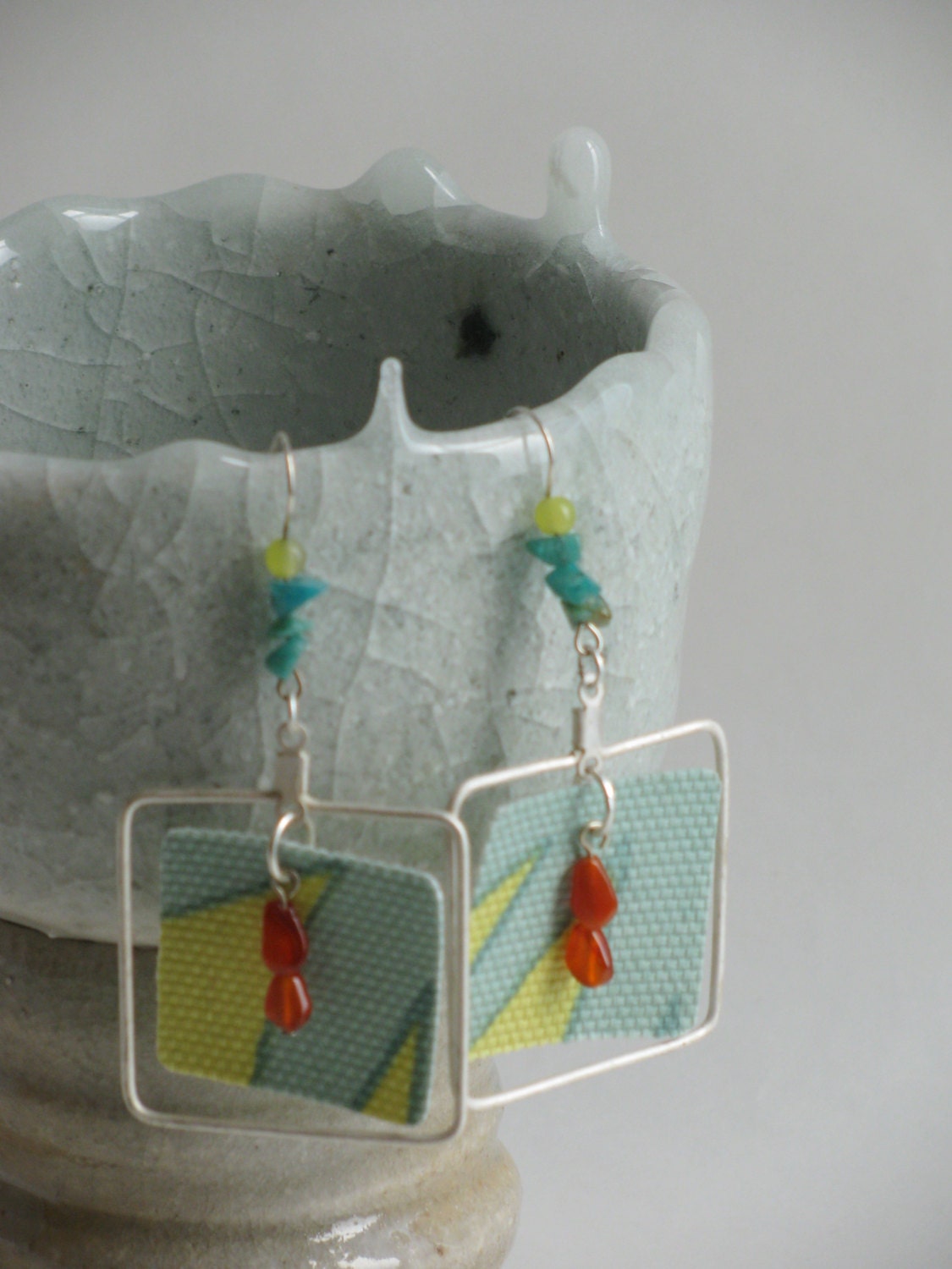 BE SQUARE fabric earring with gemstones