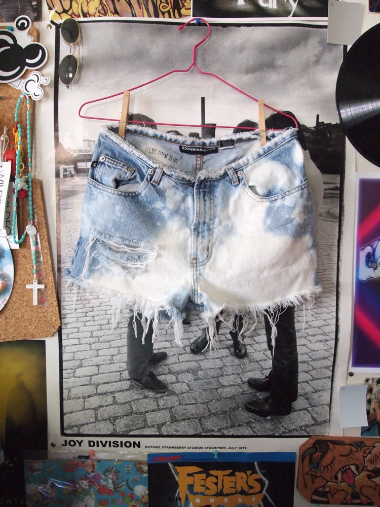 GET LOW // Vintage ULTRA Low Waist Blue'n'Bleach Destroyed Denim Shorts, M