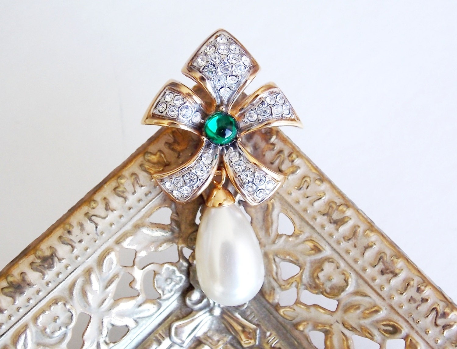 Lovely Krementz pearl drop Brooch, emerald green and clear rhinestones