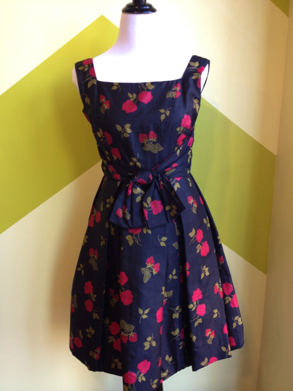 1950s-60s vintage / Black Strawberry Rose Print Dupioni Silk Dress w/ Full Pleated Skirt / Size S