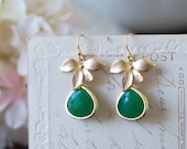 16k Matte Gold Flower Framed Emerald Green Glass Drop Earrings. Gold Rimmed Teardrop Pear Shaped Emerald Green Glass Stone Earrings