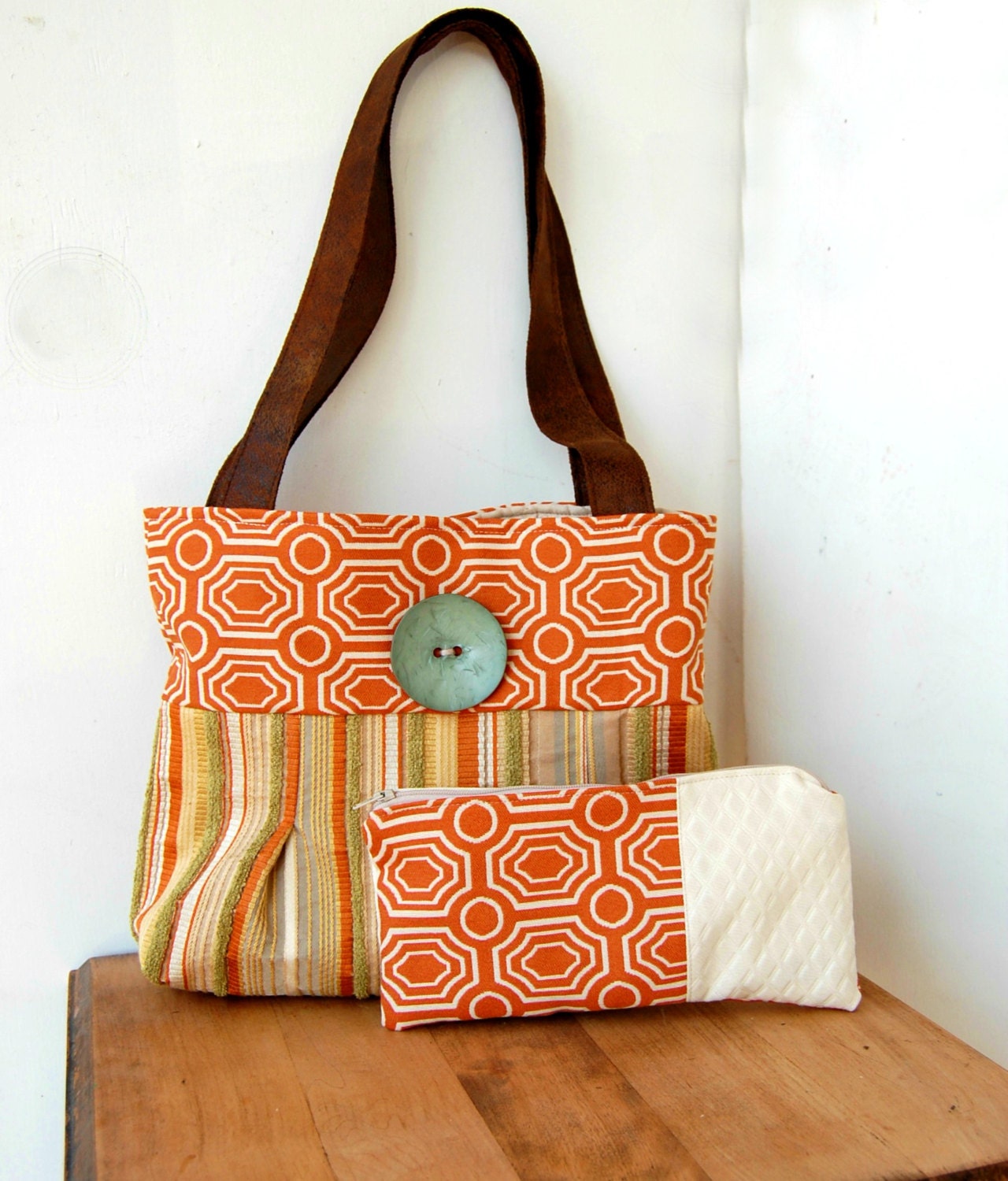 Handbag/Purse and zipper pouch set . Benny