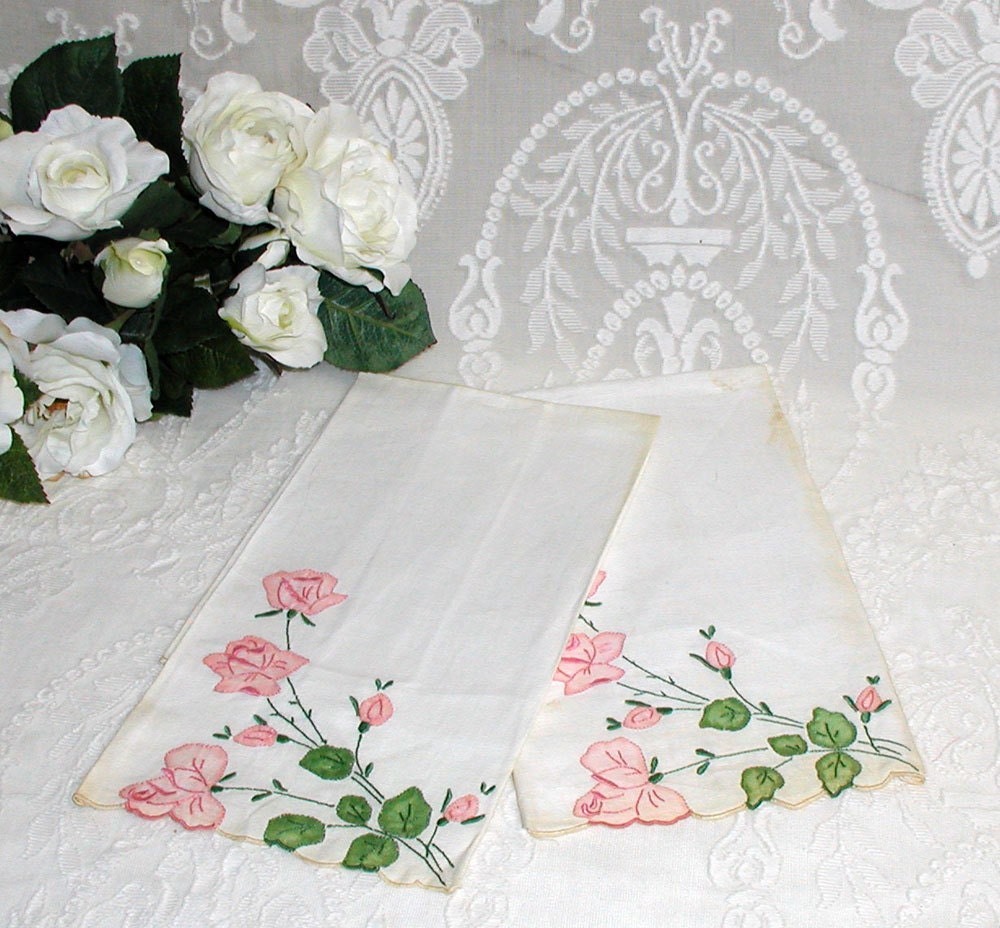 Pair of Vintage White Linen Fingertip Towels With Cotton Organdy Applique NOS