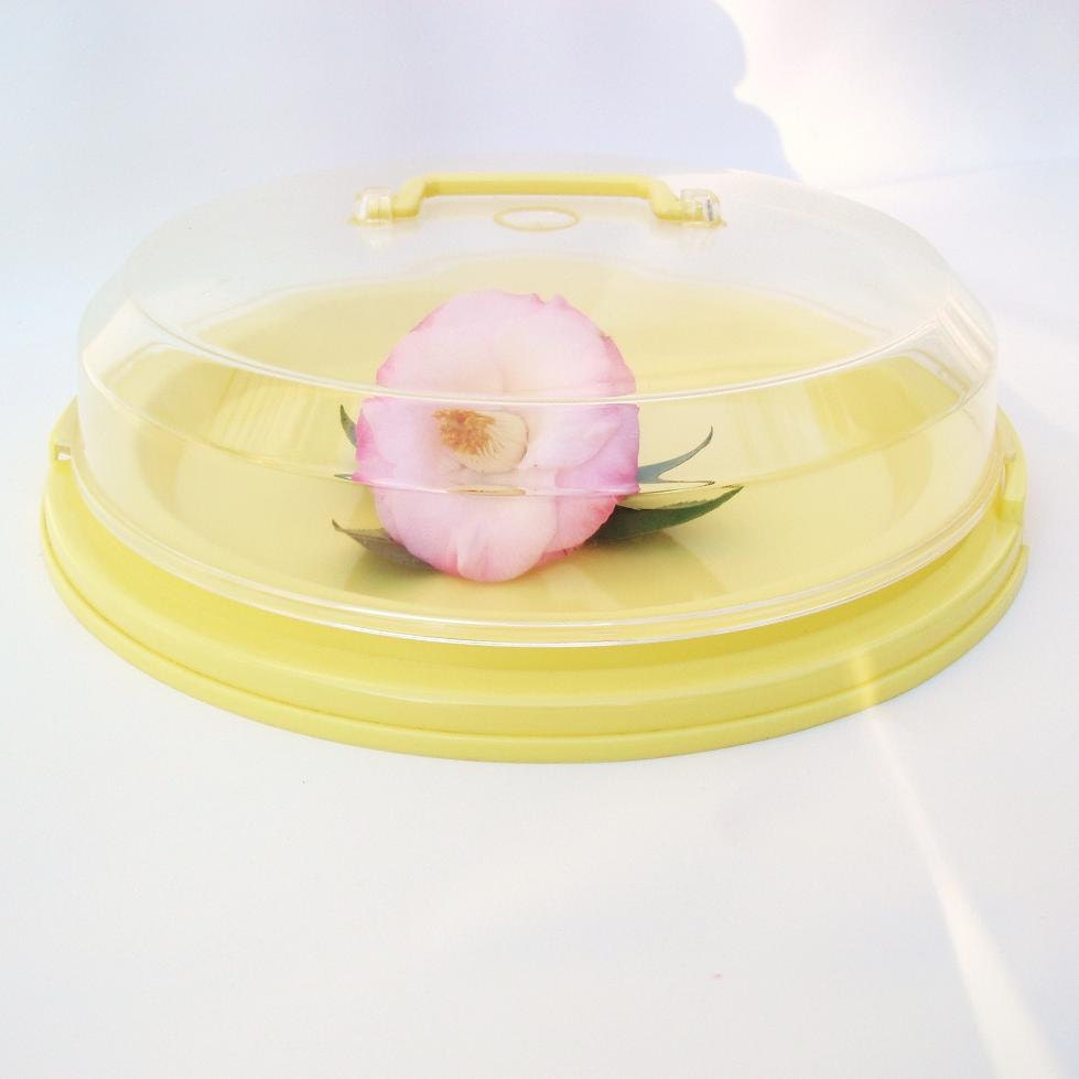 Pie Keeper, Plastic Cake Carrier  50s Yellow Plastic Kitchen Dessert Tray with Lid