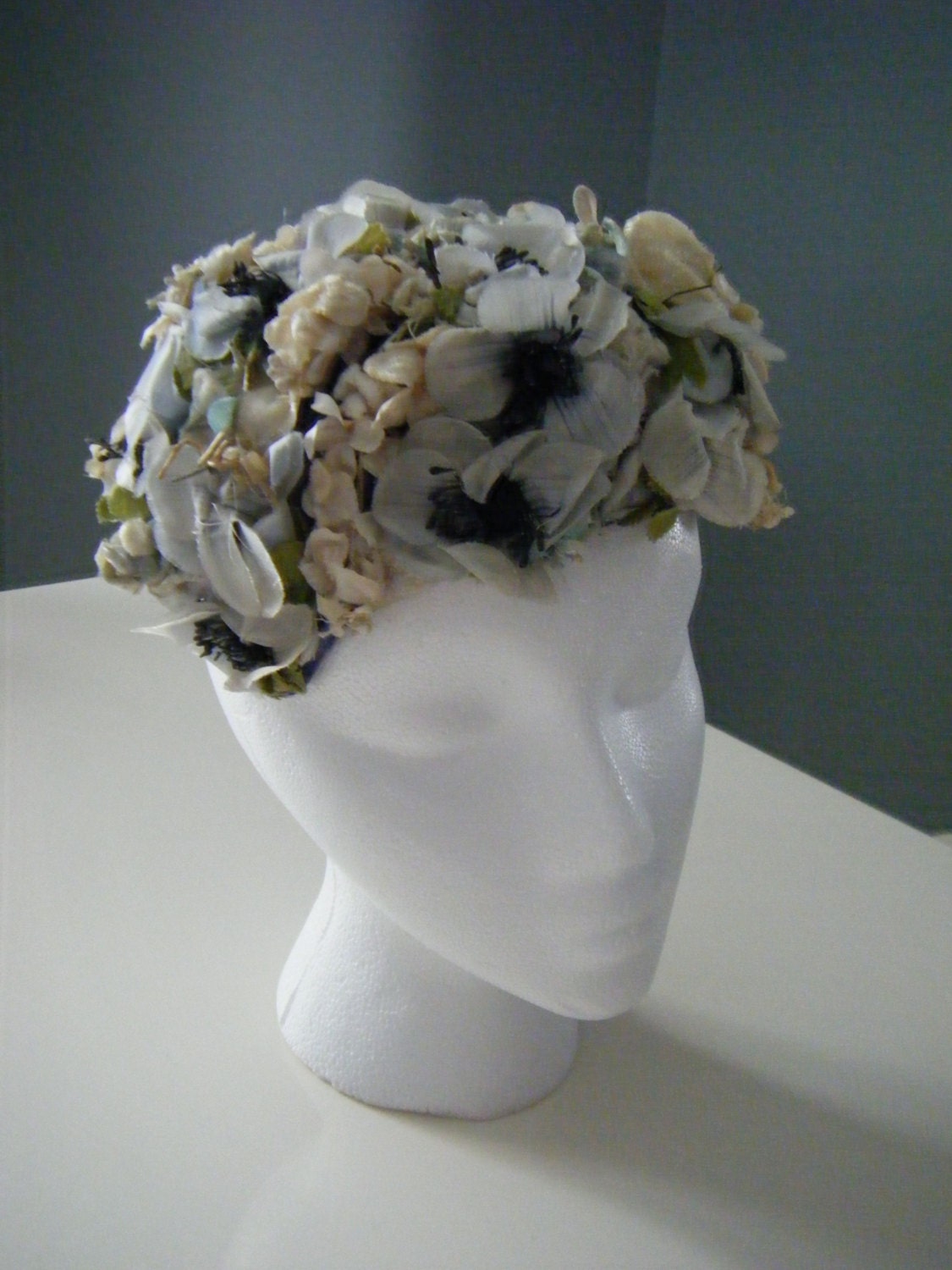 Vintage 1940s Old Hollwood Glamour Avant Garde Floral Bombshell Pill Box Head piece