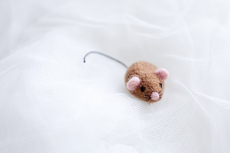FREE SHIPPING Hand felted brooch in light brown (toffee, caramel). Felt fashion. Little mouse with pink ears. Animal. Fiber art. Nature - EttarielArt