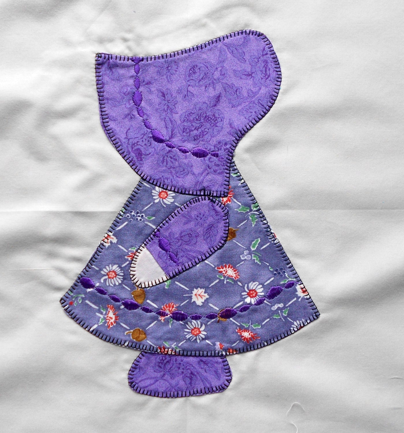 Beautiful Applique & Embroidered SUNBONNET SUE 12" Quilt Block Square No. 31